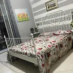 Iris Hotel *