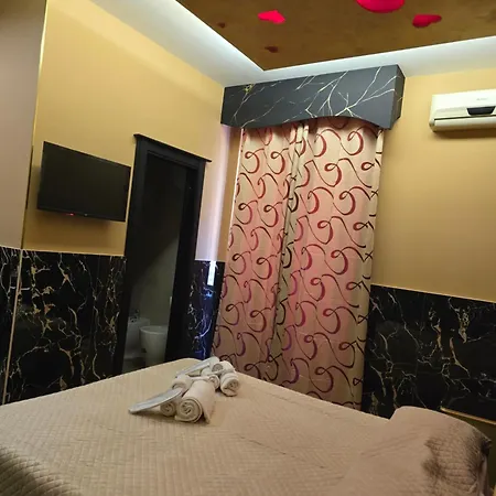 Iris Hotel *