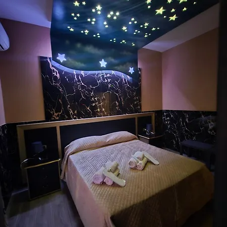 Iris Hotel *