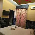Iris Hotel *
